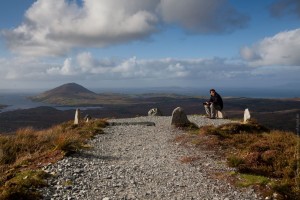 Ein Sitzender Mayr In Irland Auf Dem Berg